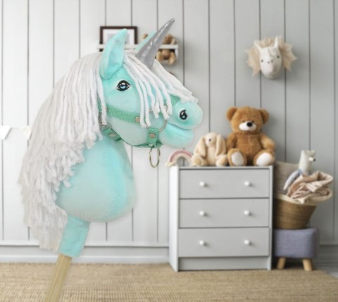 Hobby Horse Jednorożec na kiju miętowy z białą grzywą i srebrnym rogiem A4